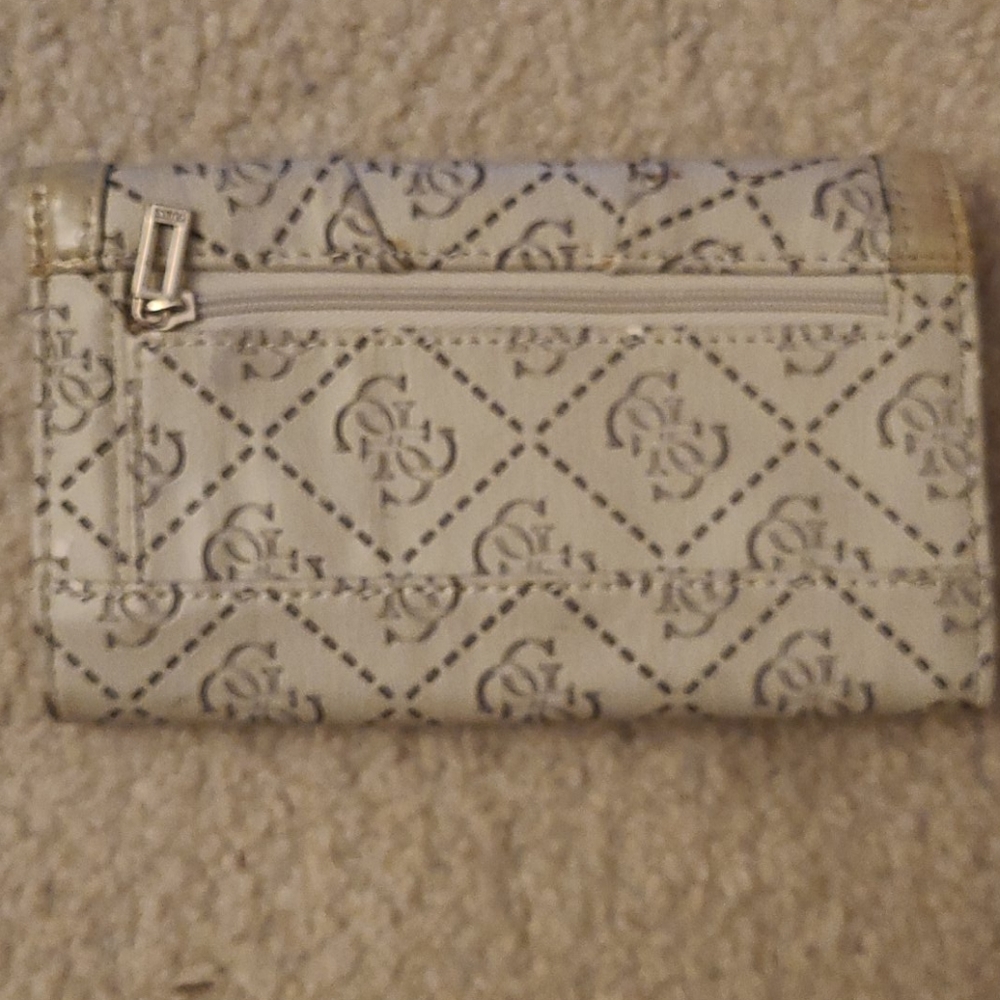 Guess Wallet - Picture 2 of 8